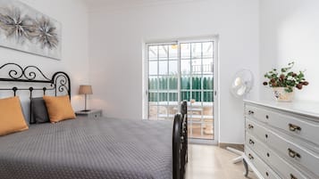 2 slaapkamers, een strijkplank/strijkijzer, gratis wifi, beddengoed