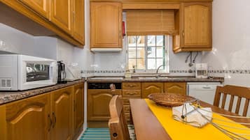 Een koelkast, een magnetron, een vaatwasser