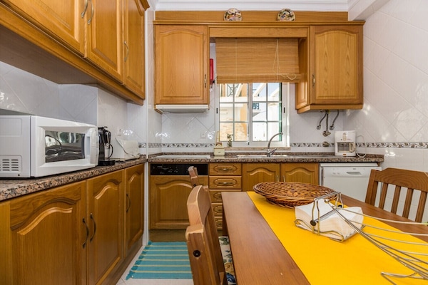 Frigorífico, microondas, lavavajillas y cafetera o tetera