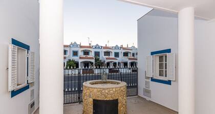 Casa de 3 habitaciones con patio en la Playa de la Manta Rota by AlgarveManta (2V3)