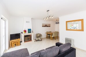 TV - Villa 50m from the beach with private pool and WIFI by AlgarveManta (42V3) (Manta Rota)