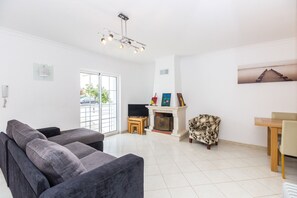 TV - Villa 50m from the beach with private pool and WIFI by AlgarveManta (42V3) (Manta Rota)