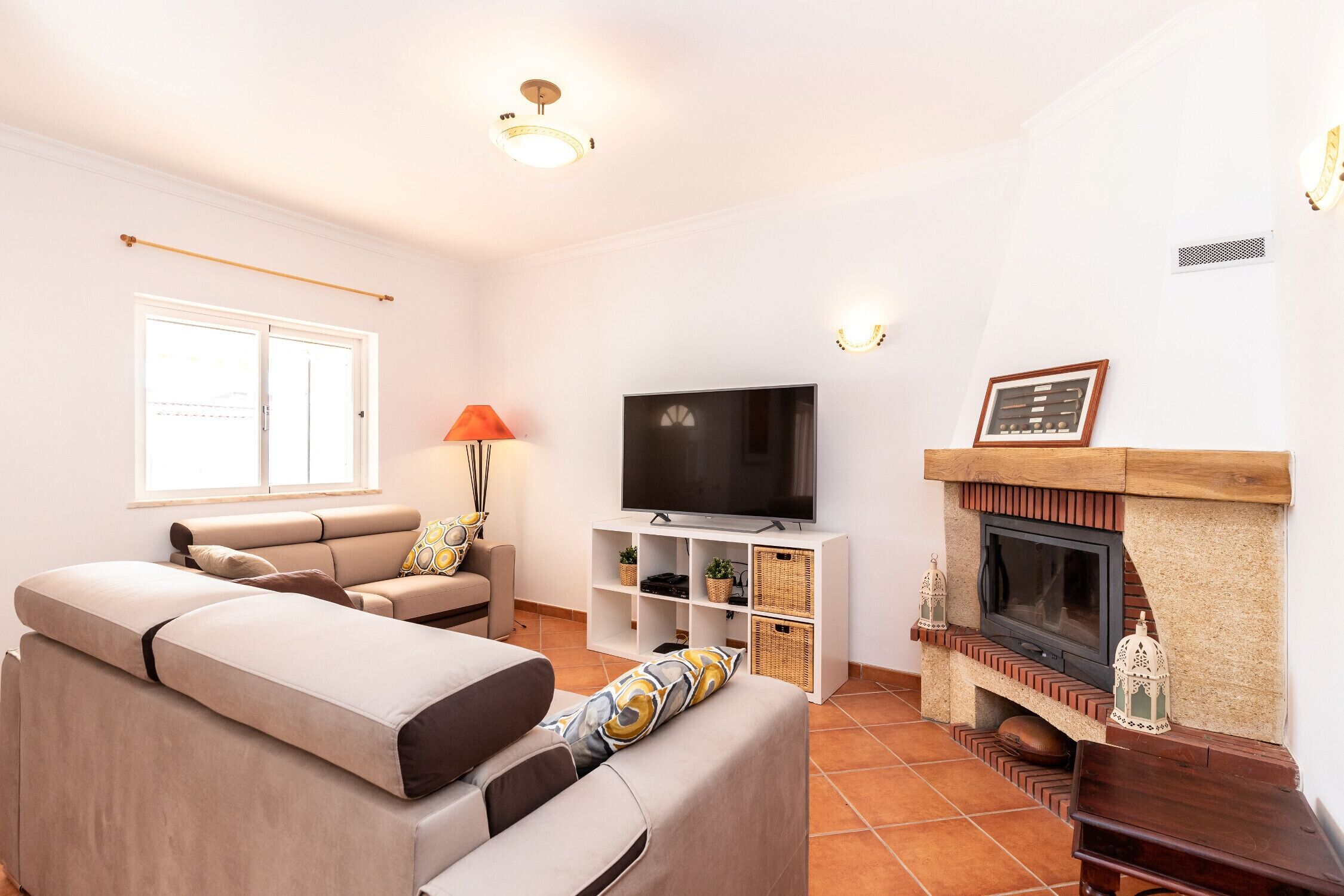 Televisión y chimenea 