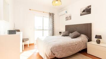 4 slaapkamers, een strijkplank/strijkijzer, gratis wifi, beddengoed