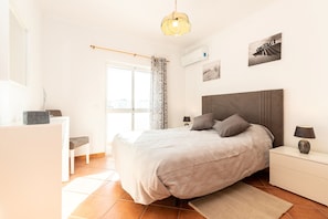 4 bedrooms, iron/ironing board, free WiFi, bed sheets