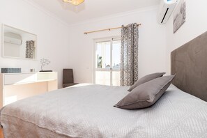 4 makuuhuonetta, silitysrauta/-lauta, ilmainen Wi-Fi, vuodevaatteet