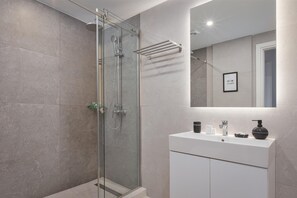 Appartement | Salle de bain | Douche, douche cascade, articles de toilette écologiques