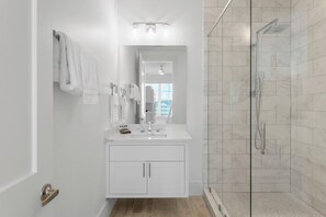 Casa, 5 habitaciones, alberca privada, vista al océano | Baño | Amenidades de baño gratuitas, secadora de cabello, toallas 