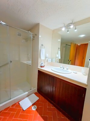 Habitación junior, vista a la ciudad | Baño | Regadera, amenidades de baño gratuitas, secadora de cabello, toallas 