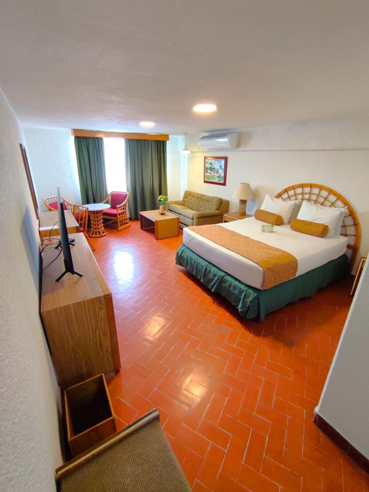 Junior-herbergi - borgarsýn | Míníbar, öryggishólf í herbergi, sérvalin húsgögn, skrifborð