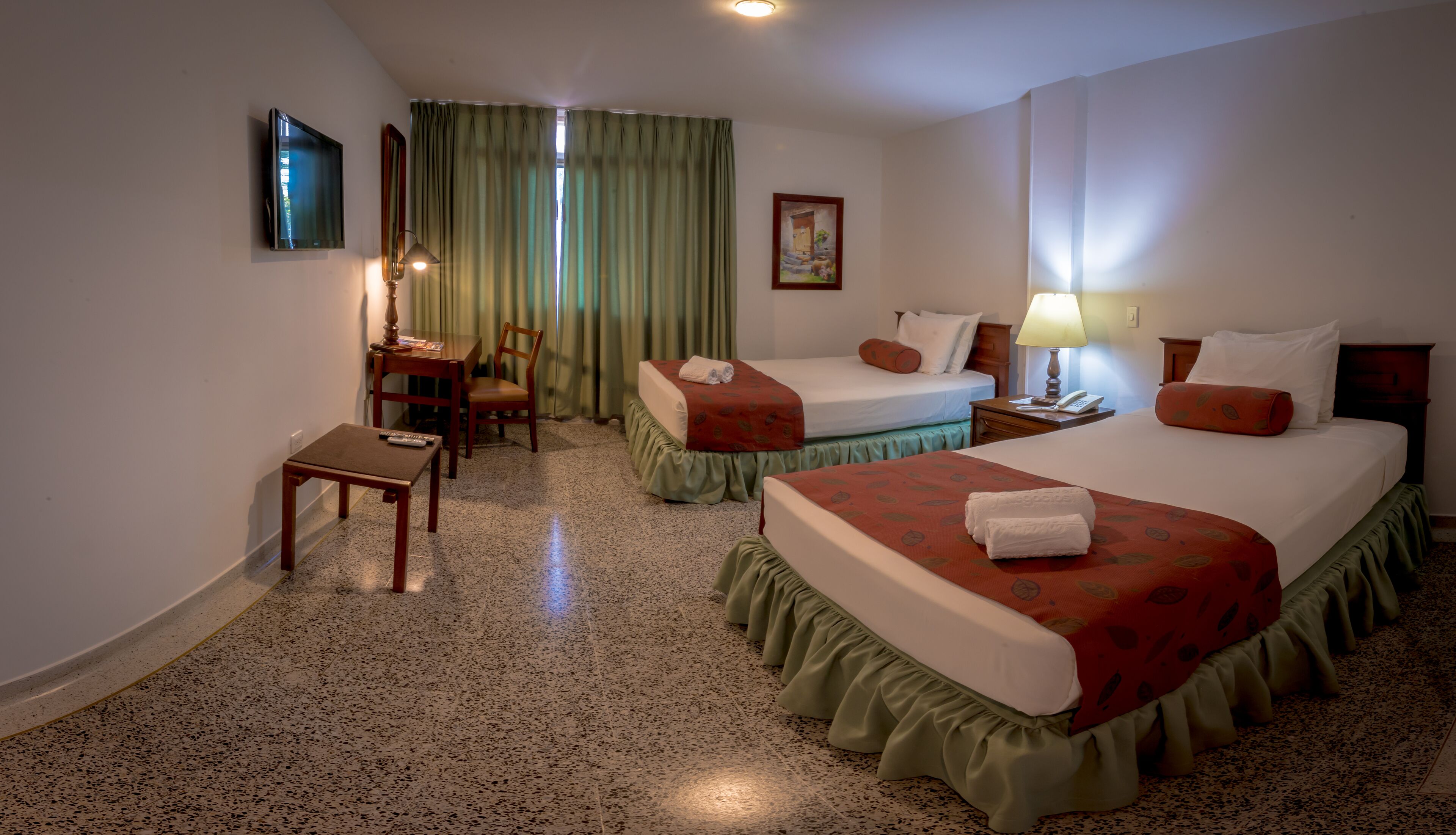 Standard-herbergi fyrir tvo - borgarsýn | Míníbar, öryggishólf í herbergi, sérvalin húsgögn, skrifborð