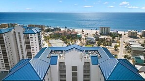 Un hotel moderno con techo azul, con vista a la playa y al océano.