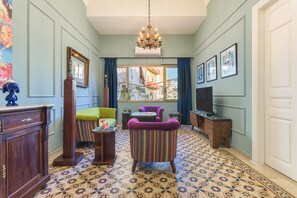 Dobbeltrom – design | Oppholdsområde | En 55-tommers smart-TV med kabel-kanaler samt strømmetjenester