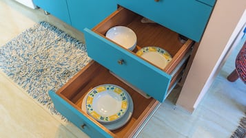 Placa de cocina, tetera/pava eléctrica, utensilios de cocina, freezer