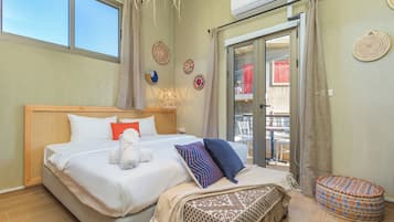 Estudio, vistas a la ciudad | Ropa de cama de alta calidad y decoración individual