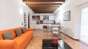 A modern apartment with a living room, kitchen, and dining area. - Italianway Easy - Tadino 13 B (Milan)