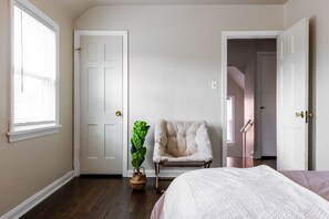 4 chambres, bureau, fer et planche à repasser, lit parapluie