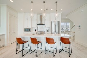 Full-sized fridge, microwave, oven, stovetop