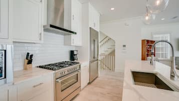 Full-size fridge, microwave, oven, stovetop