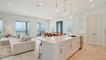 Full-size fridge, microwave, oven, stovetop
