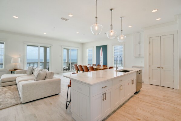 Full-sized fridge, microwave, oven, stovetop