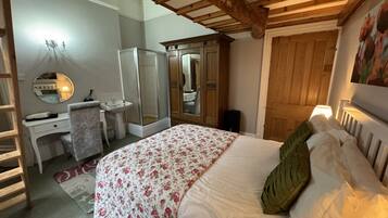 22 bedrooms, iron/ironing board, free WiFi, bed sheets