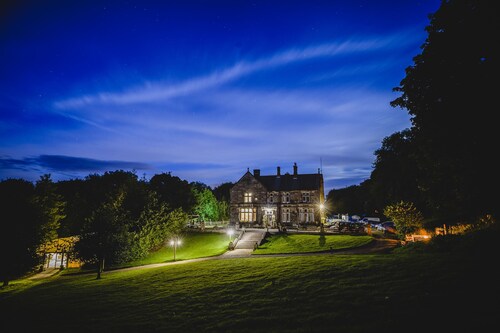 Large Victorian country house in the heart of the Peak District with 22 bedrooms