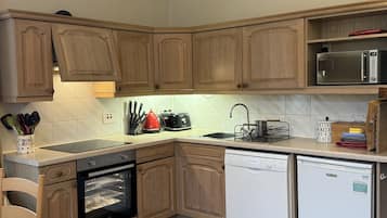 Microwave, oven, dishwasher, cookware/dishes/utensils