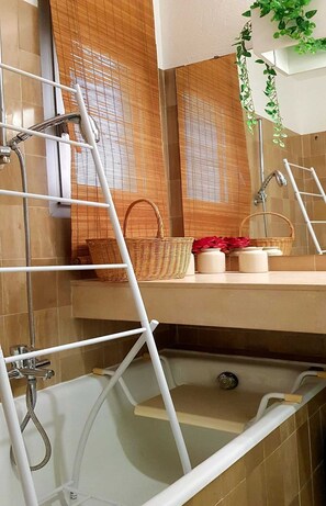 Dusche, Haartrockner, Bidet, Handtücher