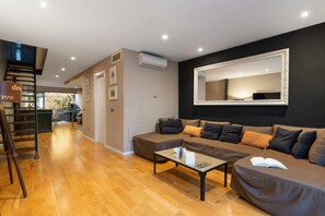 TV - Modern Townhouse • Kitchen • Private Terrace & BBQ (Sa Pobla)