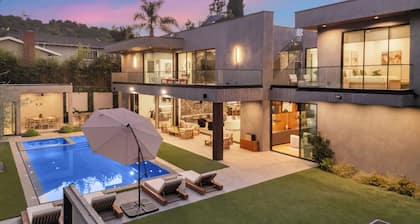 Levitt Lane - Contemporary Modern Two-Level Sherman Oaks Home