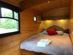 1 bedroom - La Roulotte de Jeanne - Gîte du Ferrier - La Ferme du Château (Saint-Fargeau)