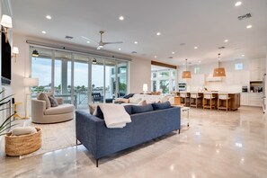 Smart TV, fireplace, video games, ping pong - New House, Waterfront, Pool, Hot Tub, Golf Cart (Indian Rocks Beach)