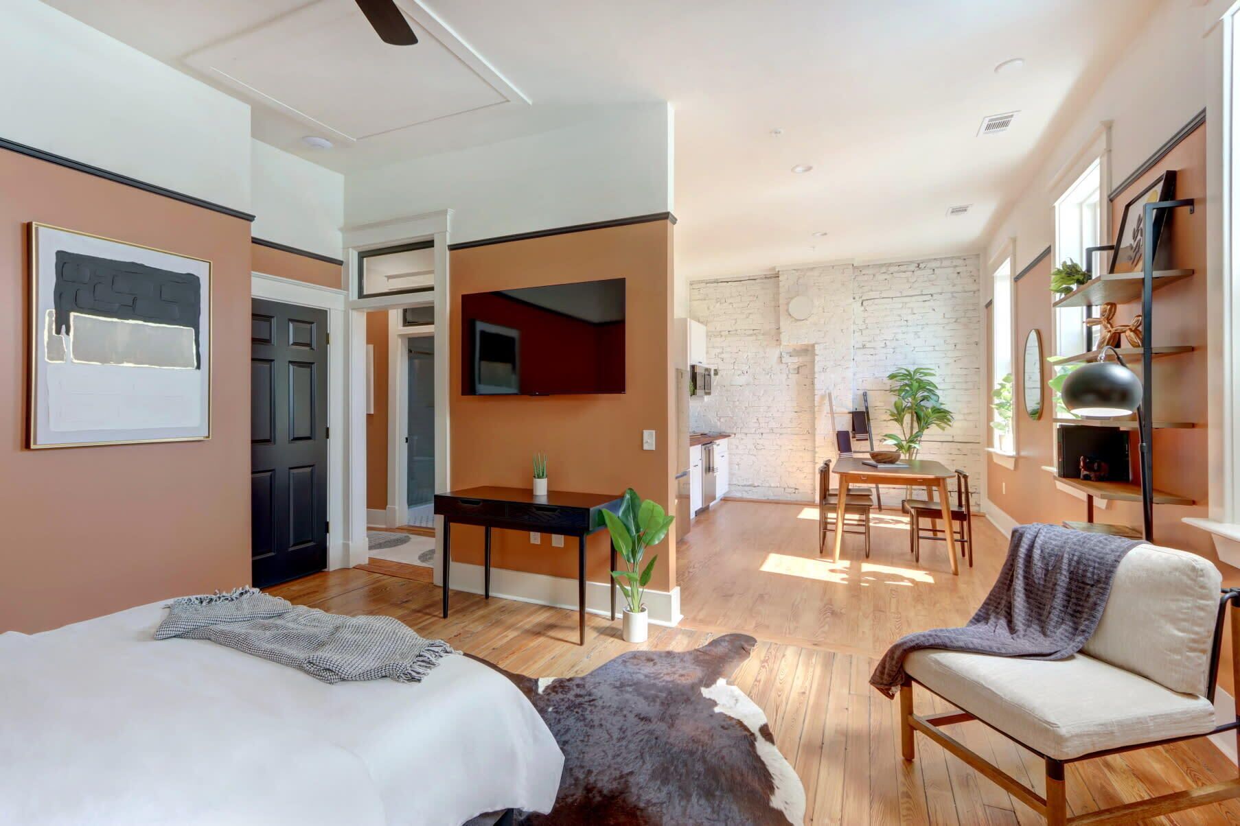 6 bedrooms, desk, iron/ironing board, WiFi