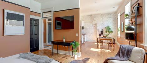 6 bedrooms, desk, iron/ironing board, WiFi