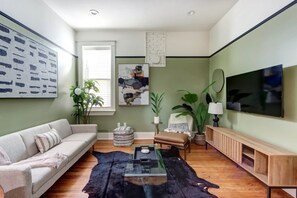 TV, fireplace, offices - Huntingdon Lofts - 4 Condos, High Style, Sleeps 12 (Savannah)