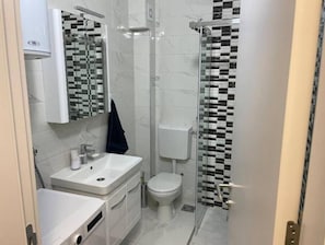 Ducha, secador de pelo, toallas y jabón