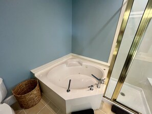 Serviettes fournies, papier toilette
