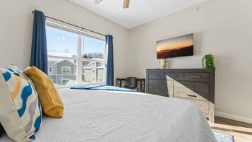 4 chambres, bureau, fer et planche à repasser, lit parapluie