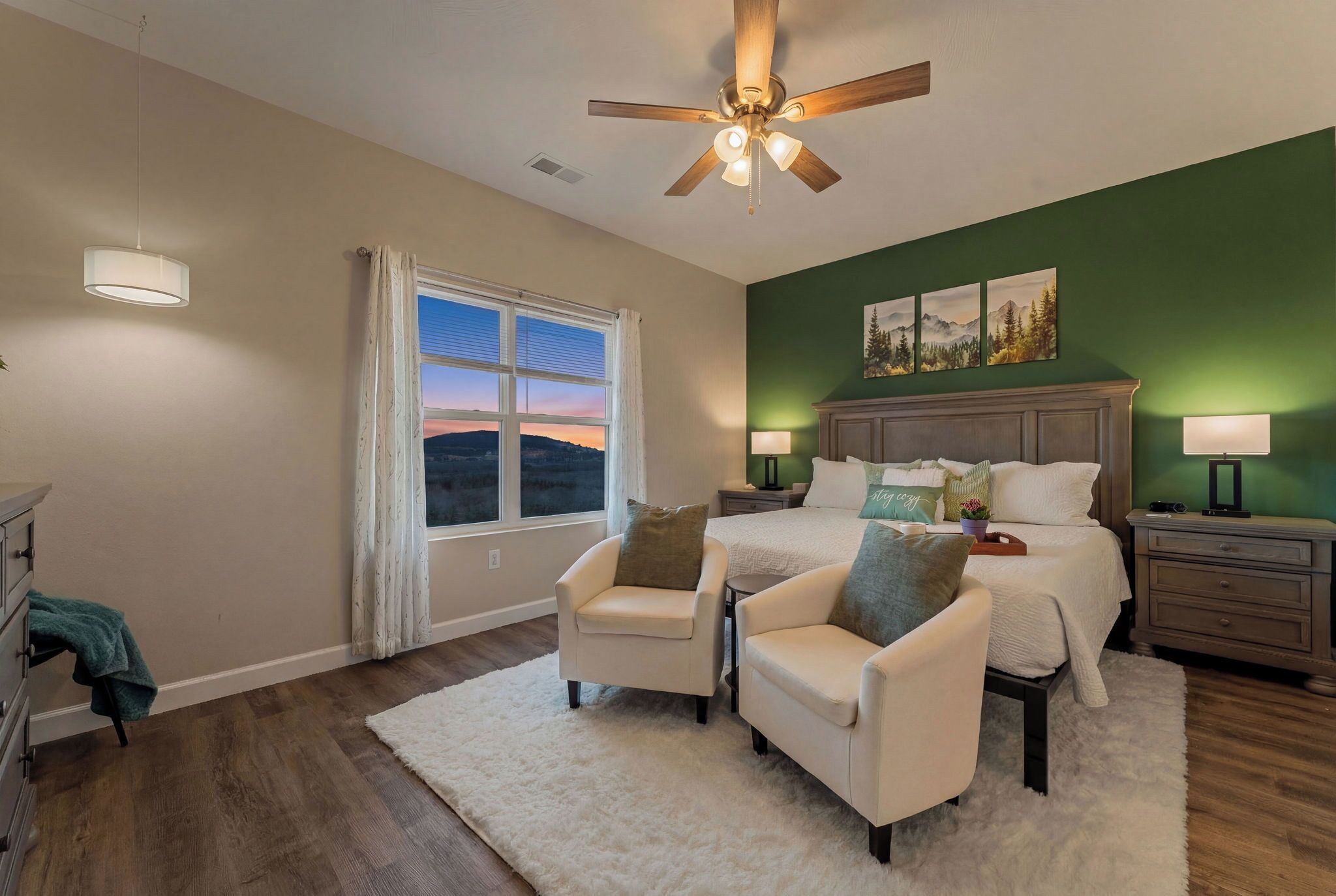 4 Schlafzimmer, Schreibtisch, Bügeleisen/Bügelbrett, Reisekinderbett