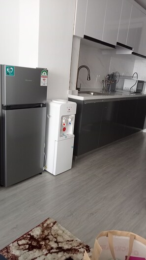 Kühlschrank, Mikrowelle, Wasserkocher mit Kaffee-/Teezubehör