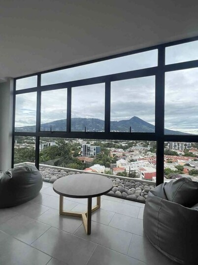 Cozy, Spacious 2Br Apt w/ Mountainview. Parking, Gym & Pool