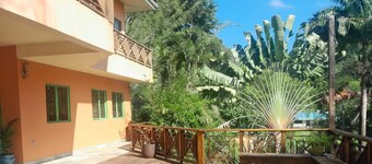 Enjoy the beautiful greenery of Santa Cruz. 20 minutes to Maracas beach!