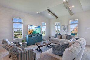 智能电视、书、办公室