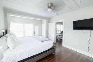 5 habitaciones, escritorio y tabla de planchar con plancha 