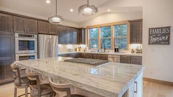 Kühlschrank, Ofen, Herdplatte, Geschirrspüler