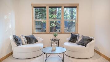 Een smart-tv en een open haard