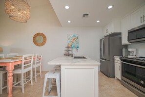 Fridge, microwave, oven, stovetop - Simply Wonderful | Bayview | Pier | Pools |by Rose (Rockport)