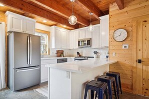 Een koelkast, een microgolfoven, een oven, een kookplaat