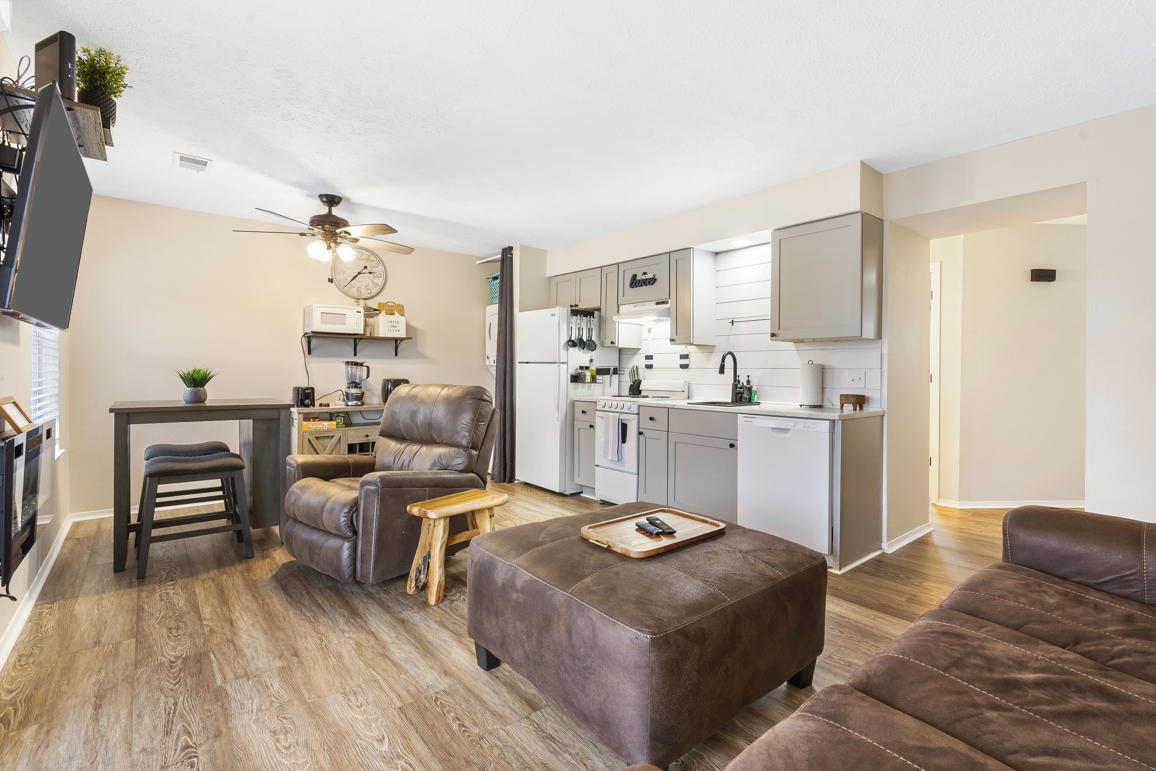Chandler’s Pondview Getaway – Idyllic Branson Escape for 4! Close to Attractions